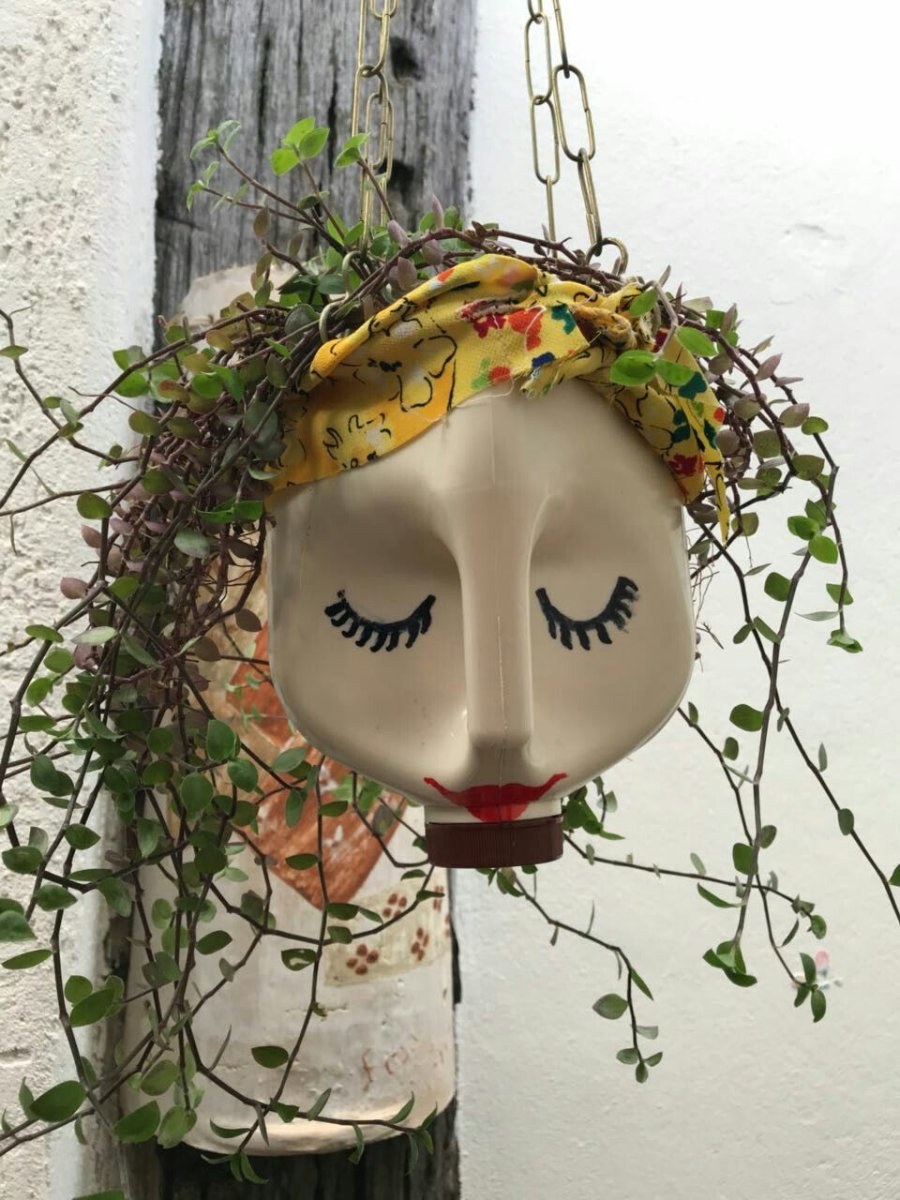 Цветочные горшки из пластиковых канистр