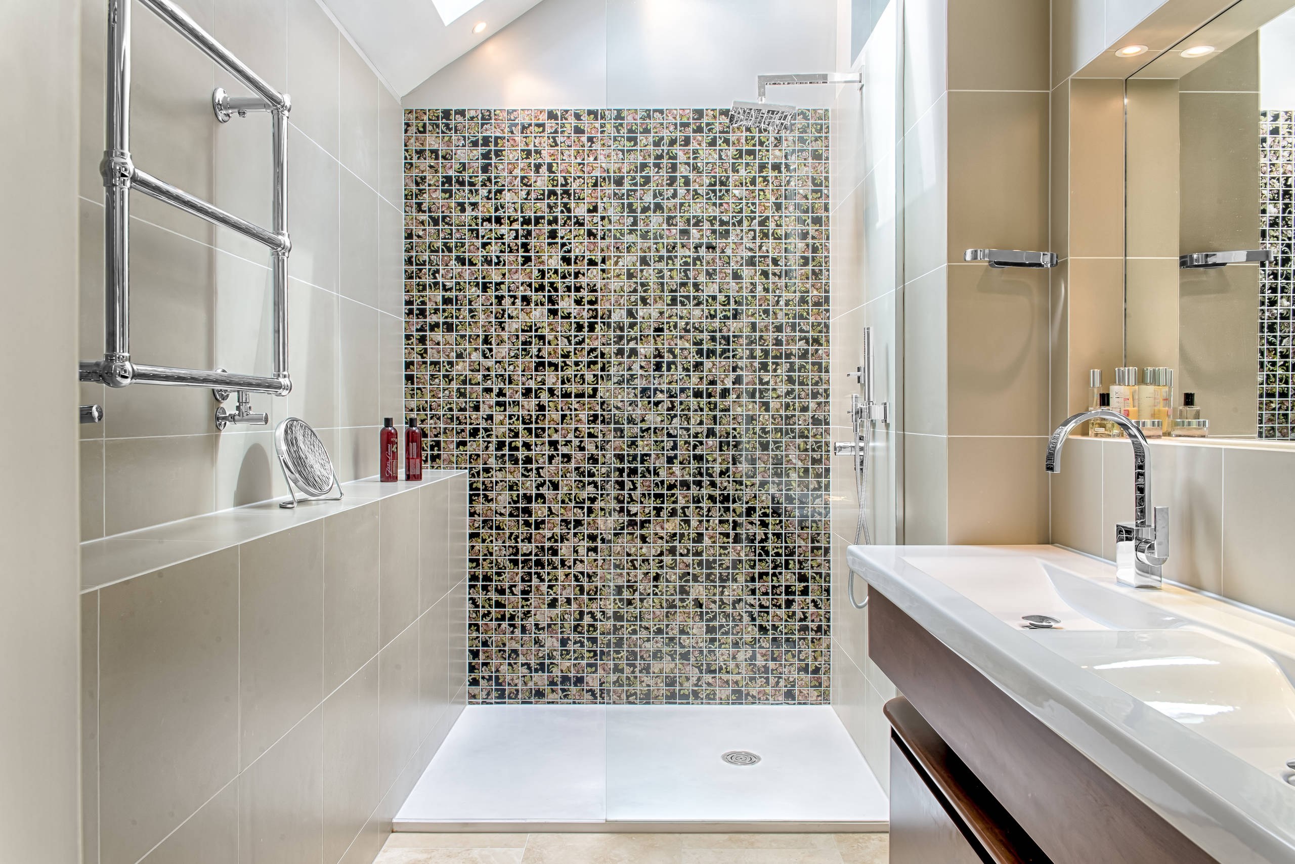 Красивая плитка на стены. Мозаика в интерьере ванной комнаты. Мелкая плитка для ванной комнаты. Ванная с мозаичной плиткой. Современная плитка для ванной.