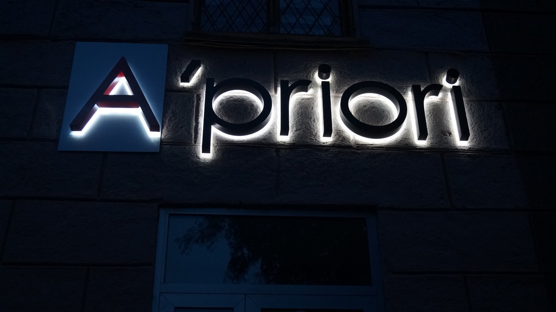 Контражурная подсветка вывески. Подсветка контражур. Объемные световые буквы. Буквы с контражурной подсветкой. Световые буквы из акрила.