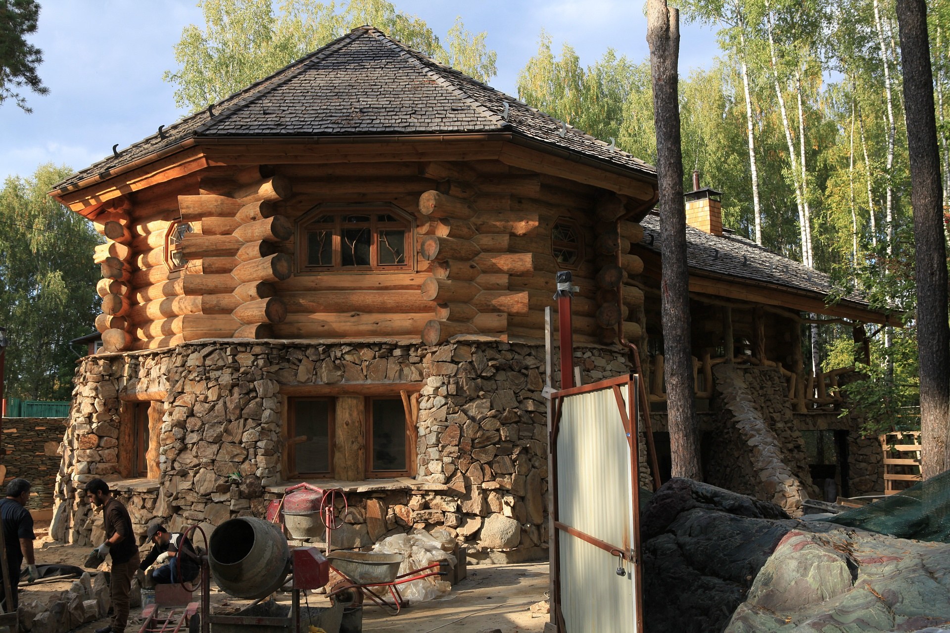 Дикий дом и место. Усадьба Городлес. Баня из бревна большого диаметра. Дом дикий сруб. Дом из огромных бревен.