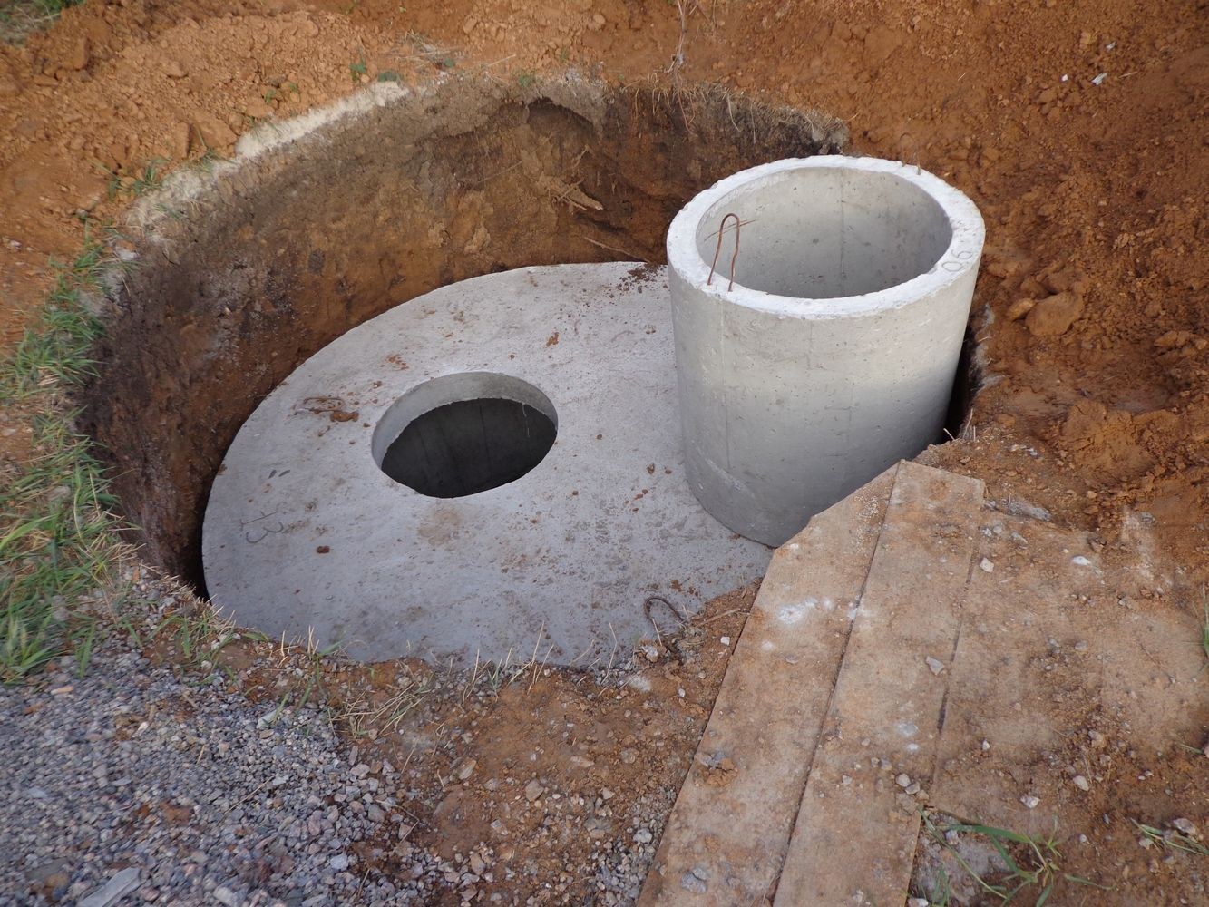 Дачный туалет из бетонных колец