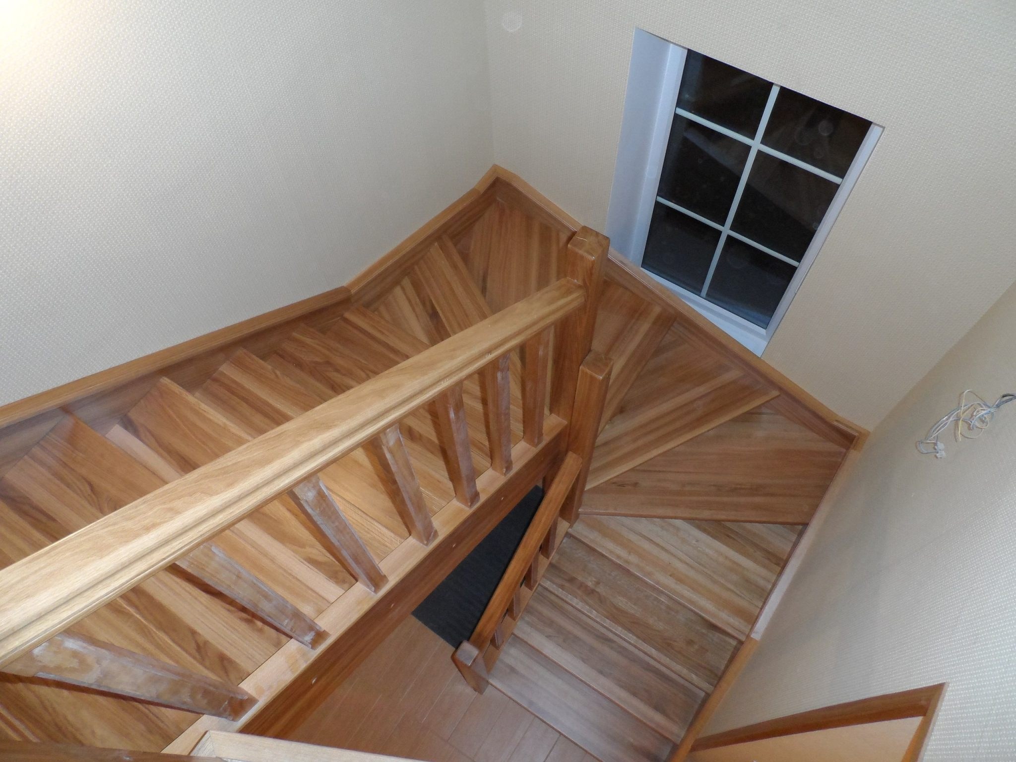 Забежные лестницы второй этаж. Лестница 180 градусов с забежными ступенями. Лестница забежная деревянная. Деревянные лестницы с забежными ступенями на 180 градусов. Лестница забежная деревянная с поворотом на 180 градусов.