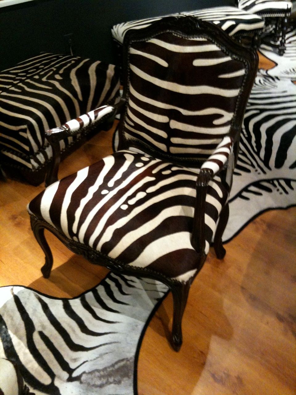 Зебра мебель. Стол Зебра. Декор мебели под зебру. Мебель из зебры в интерьере. Интерьер в Африканский стиле Зебра.