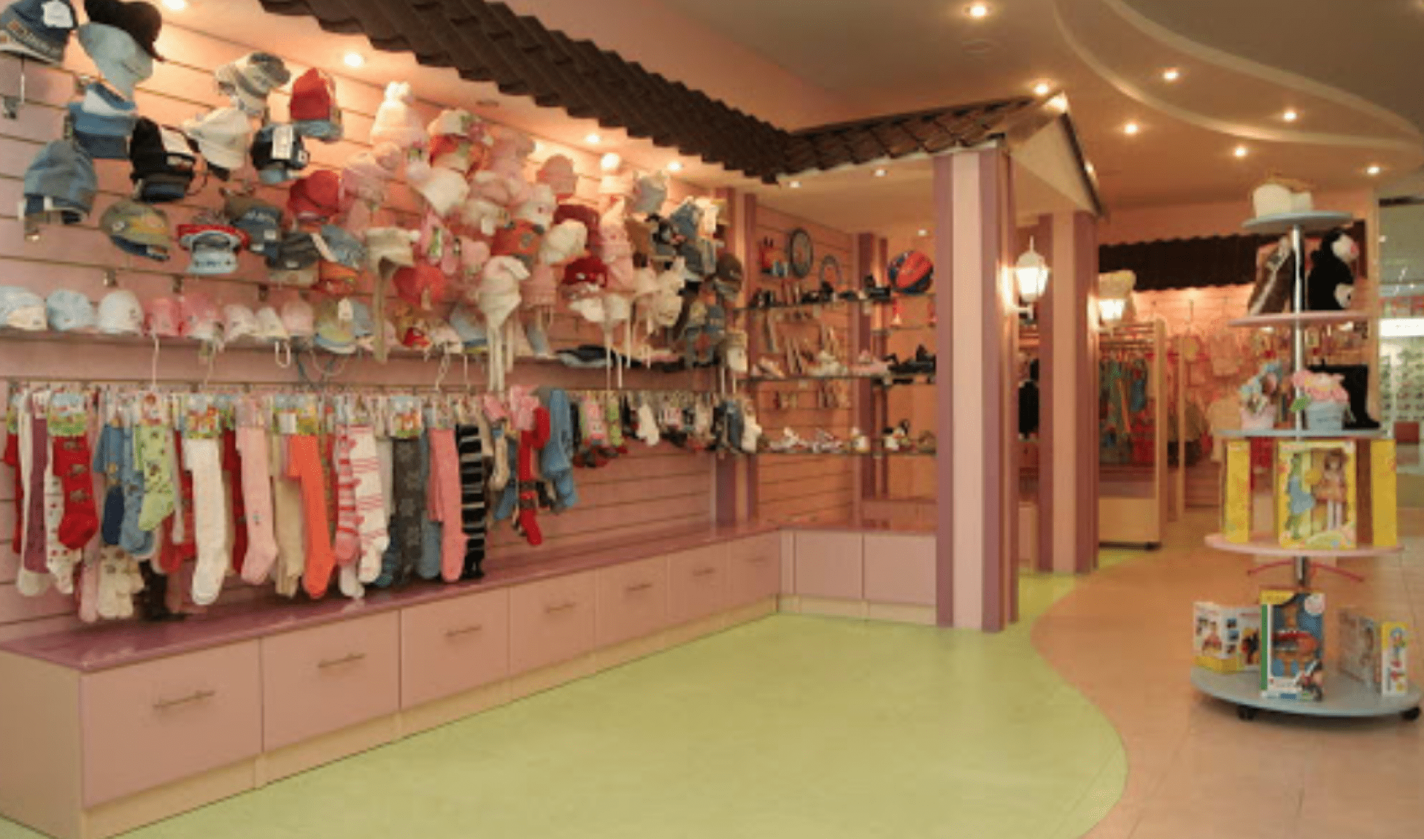 Интерьер детского магазина одежды