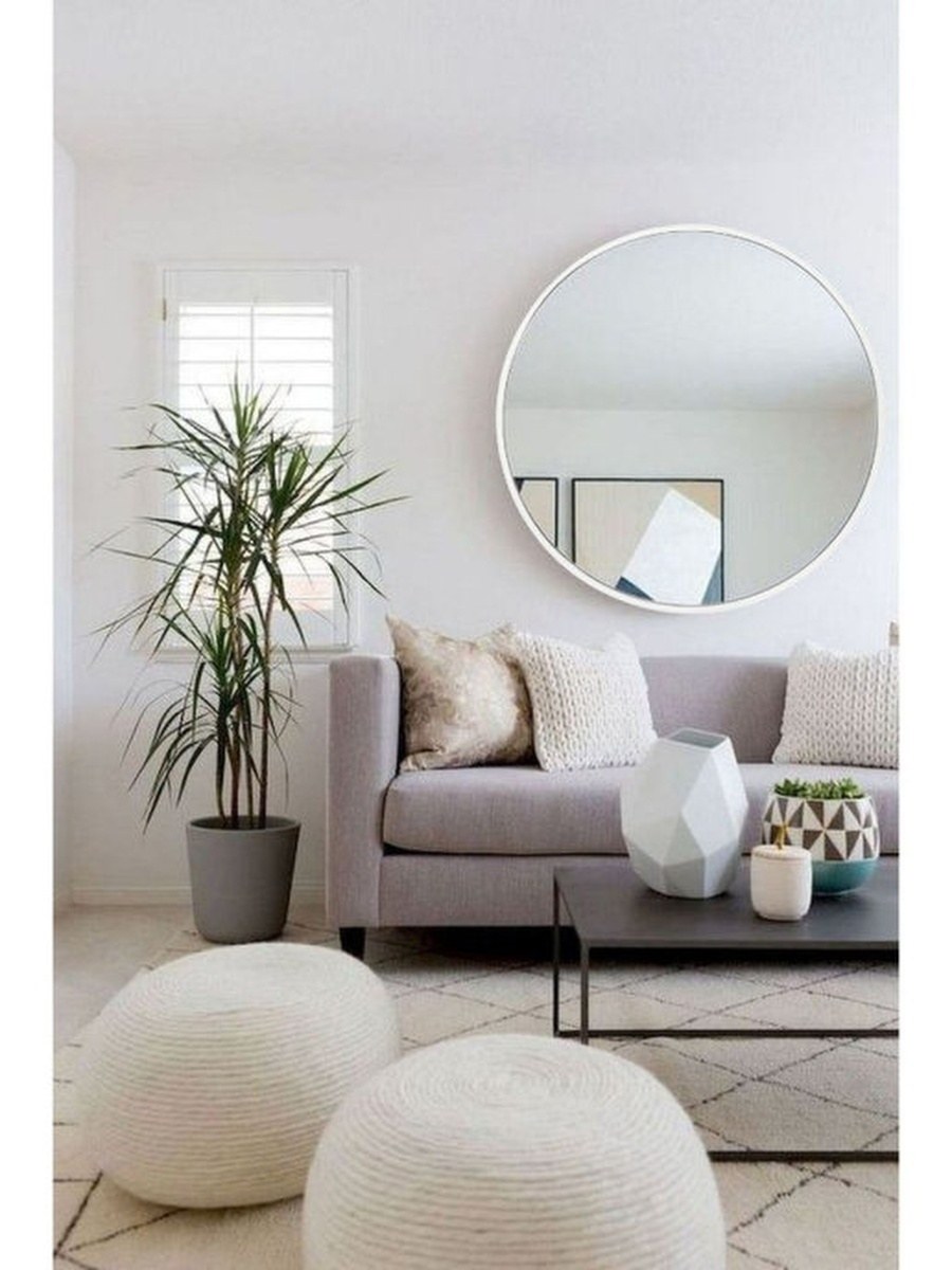 Интерьер гостиной в серых тонах декор на полках