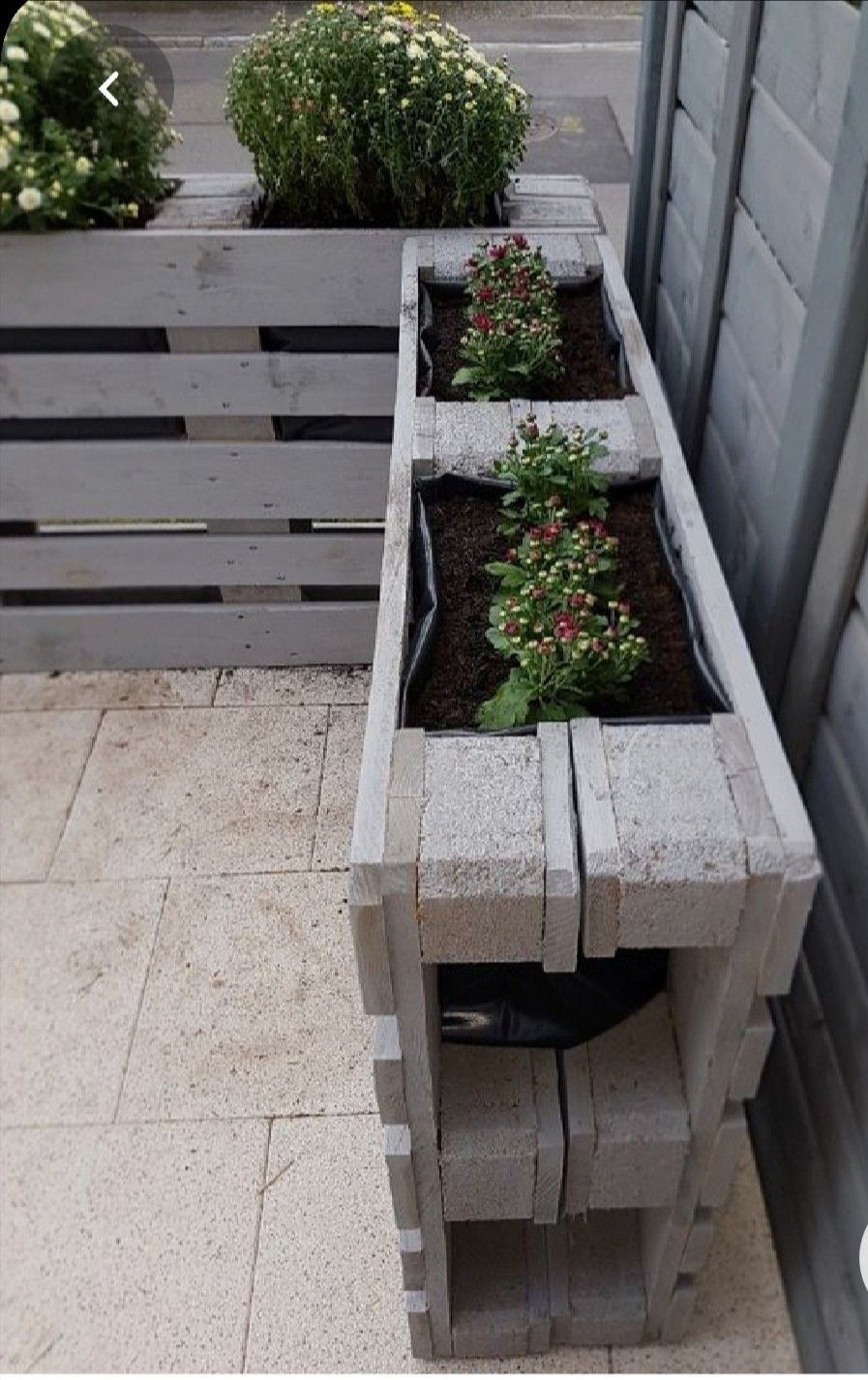 Клумба из поддонов