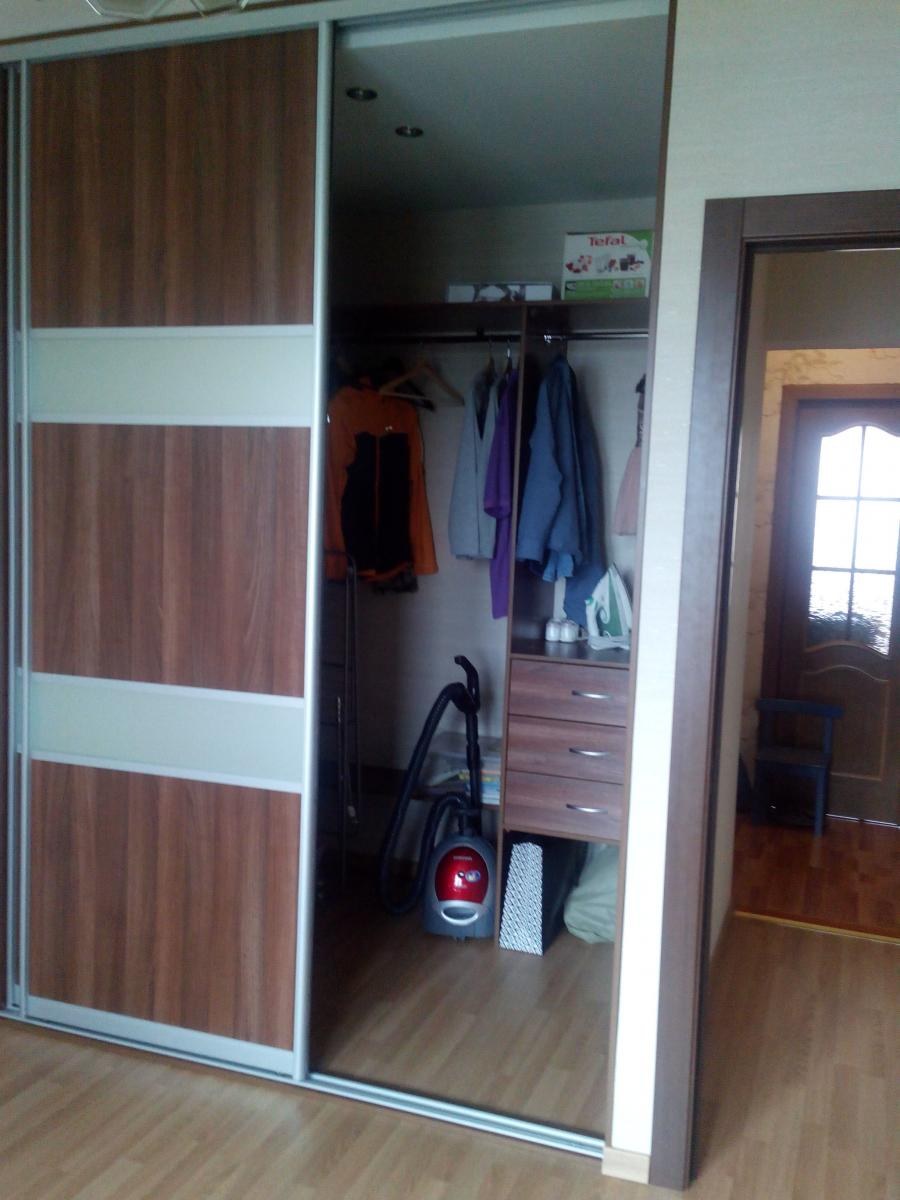 Шкаф купе в смежной комнате