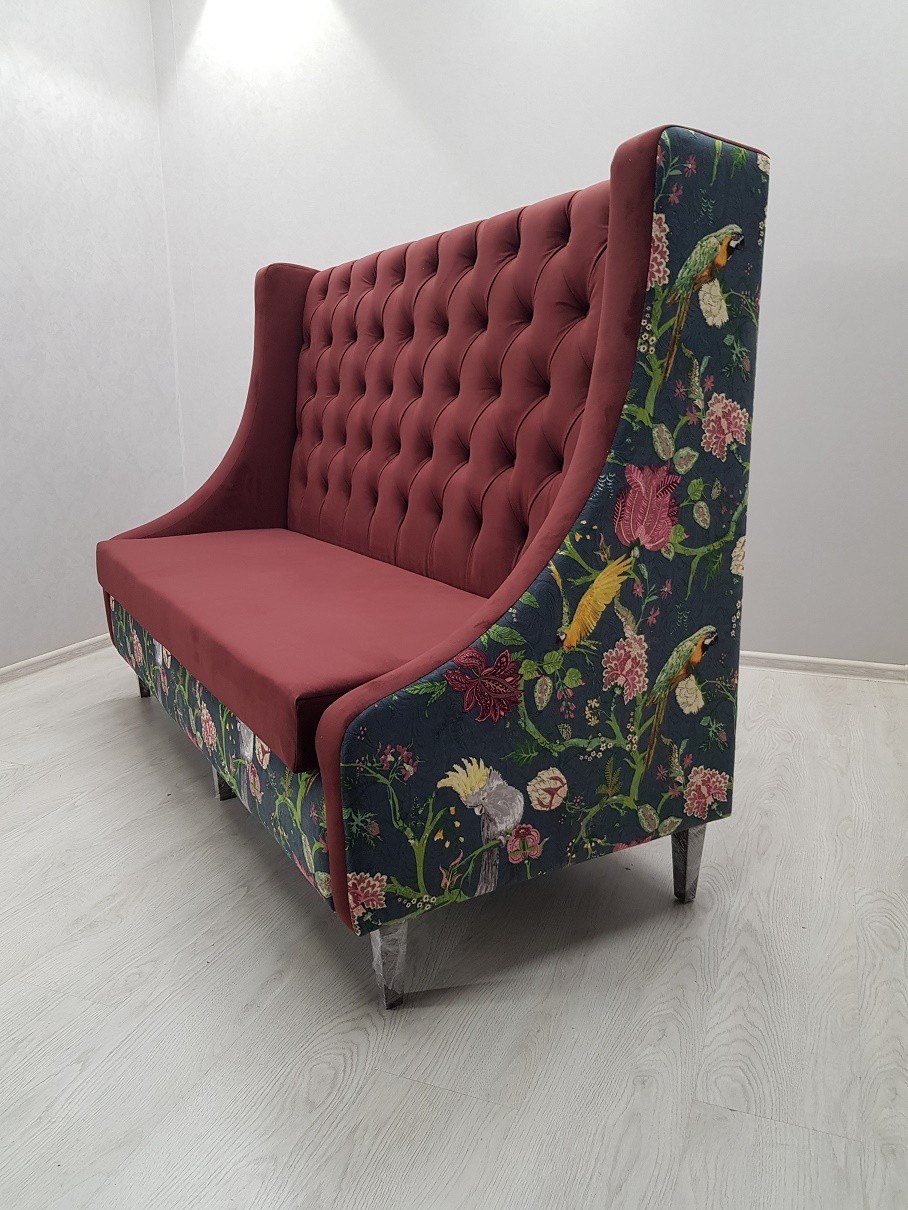 Диванчик с высокой спинкой