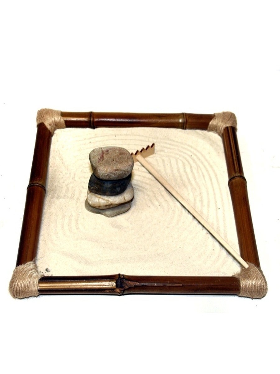 Японский сад камней на столе