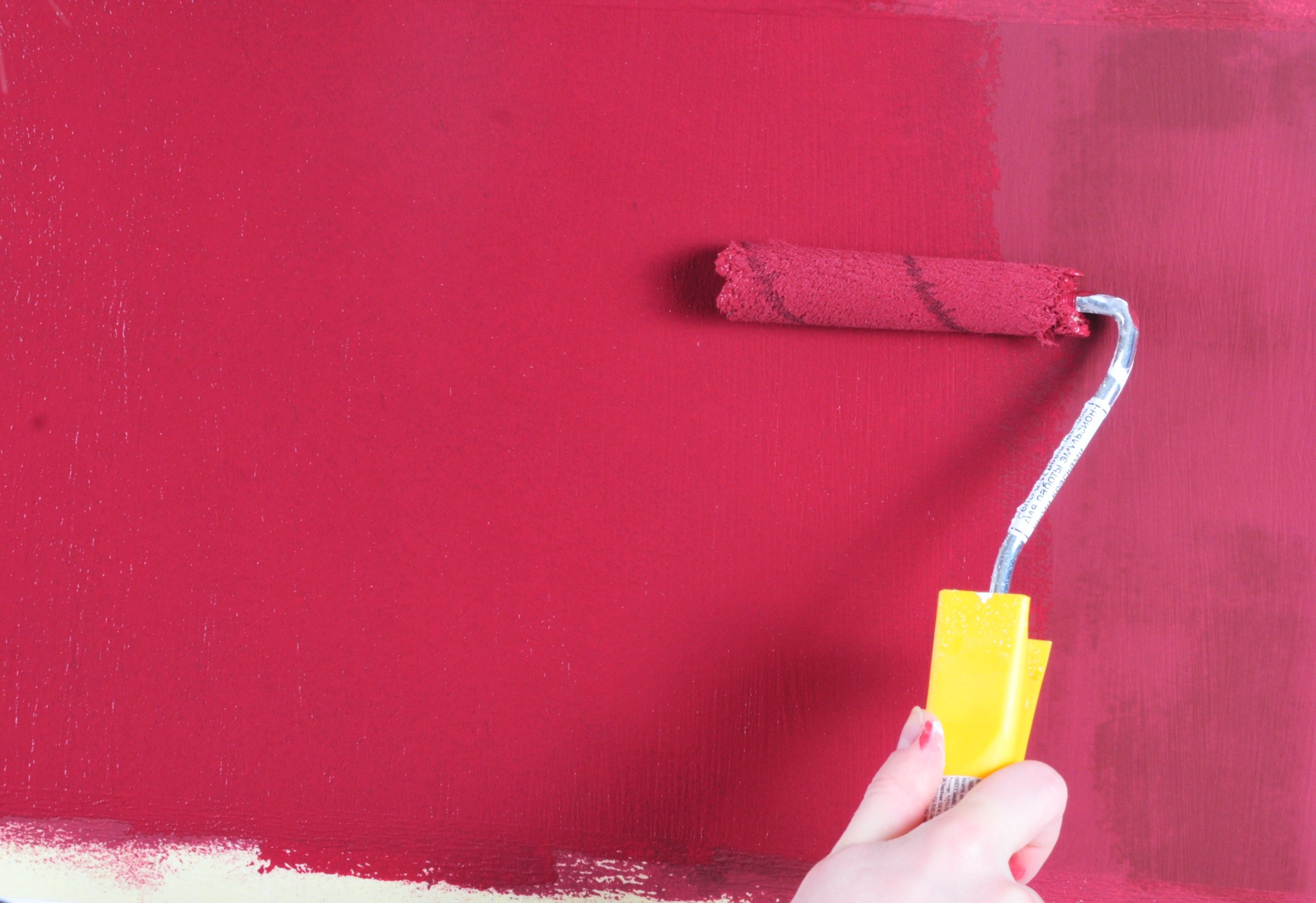Как самостоятельно покрасить обои под покраску. Валик для водоэмульсионной краски для стен. Стены Покрашенные водоэмульсионной. Стены покрашены водоэмульсионной краской. Валик для покраски стен.