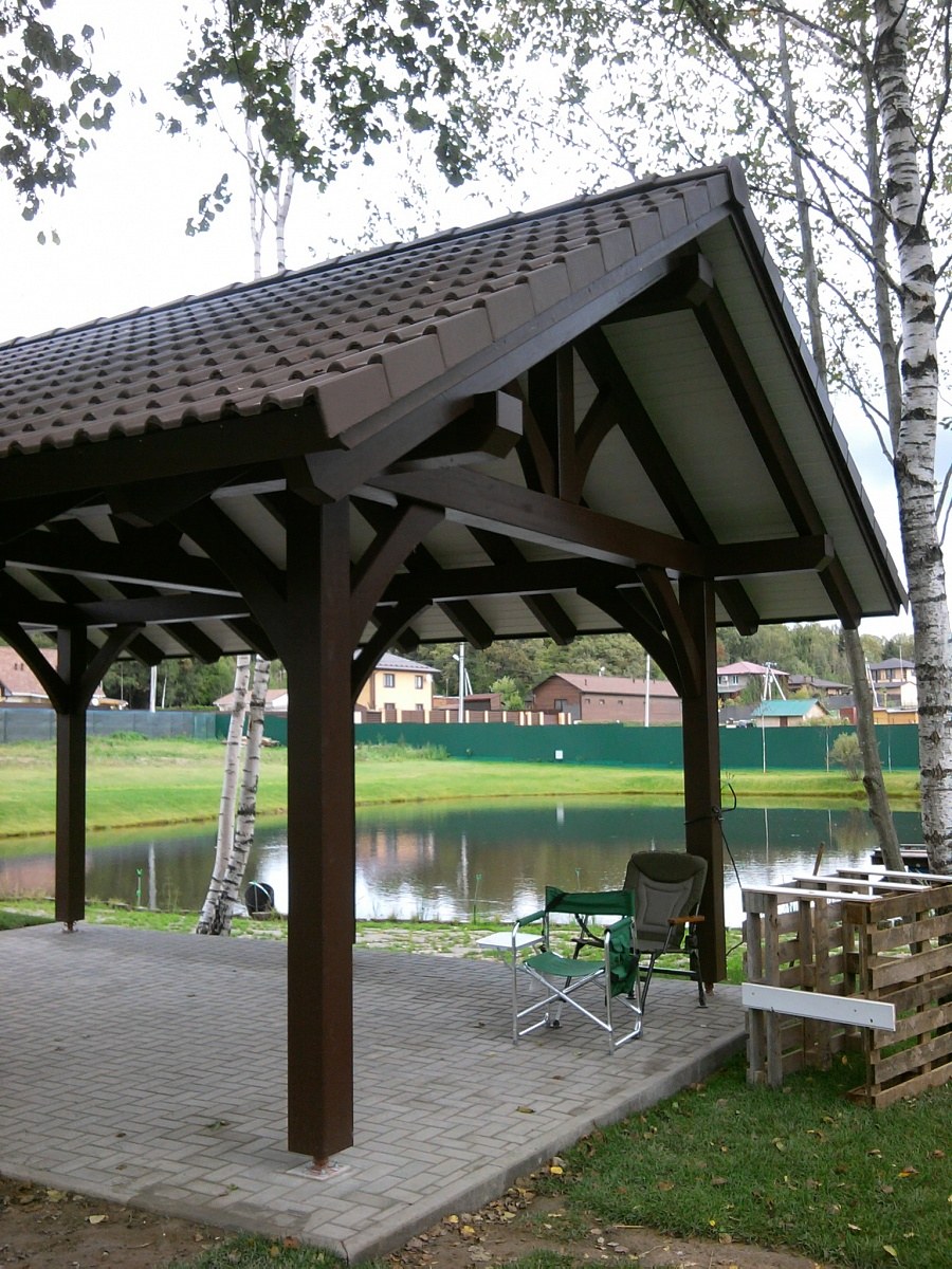 Беседка с двускатной крышей