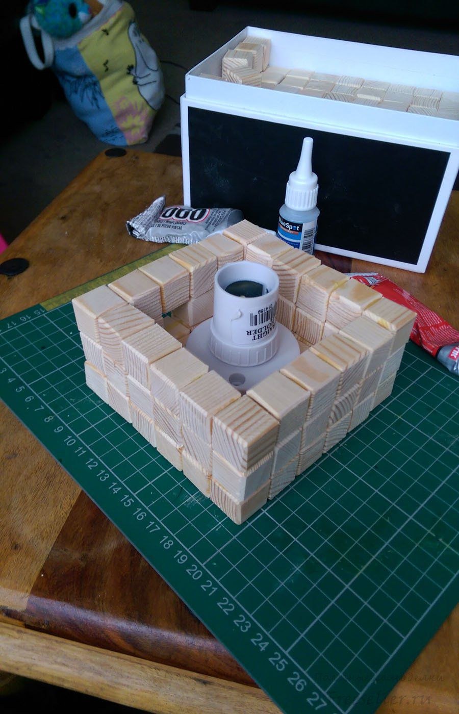 Стол из кубиков поддона