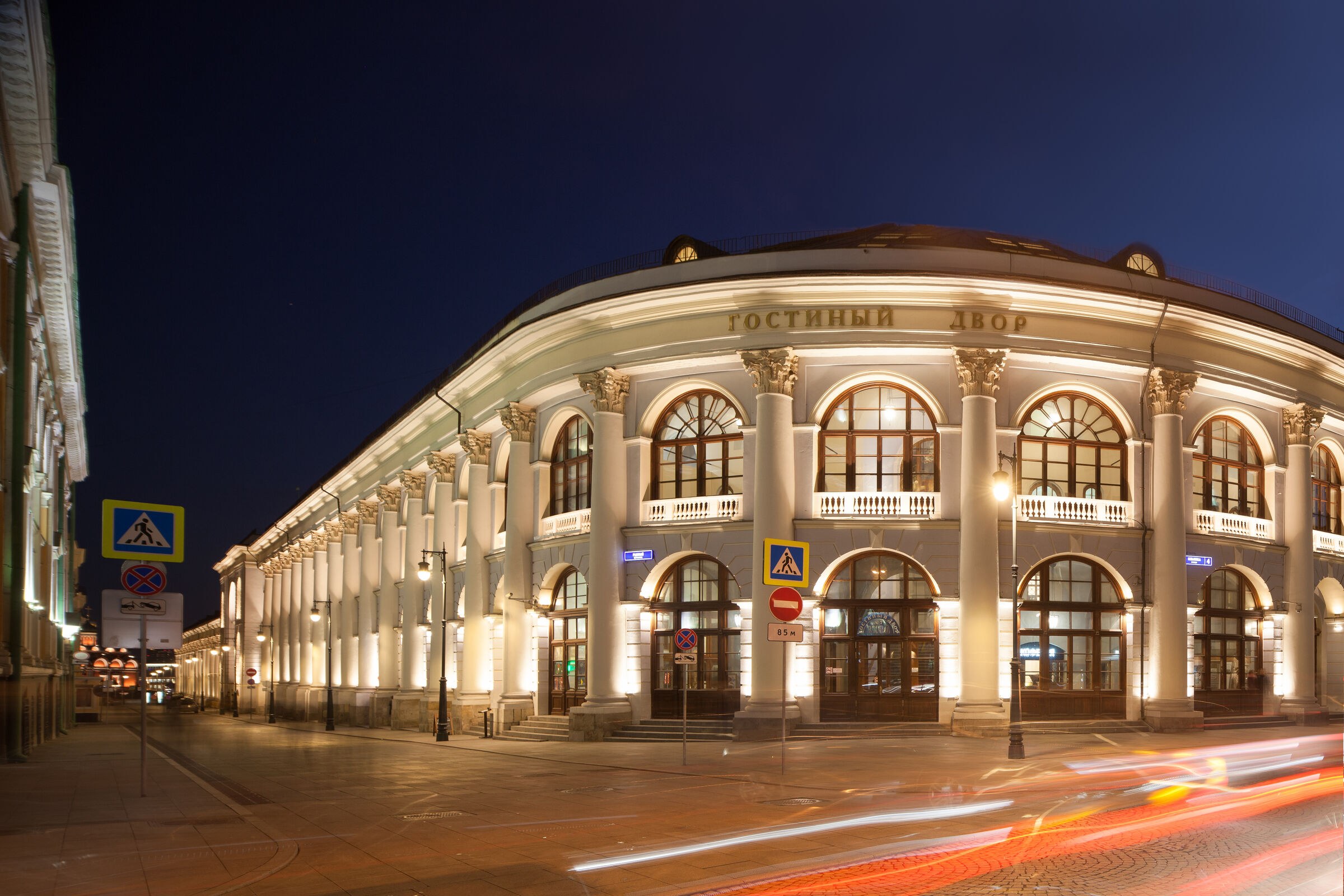 Москва г помещение. Гостиный двор (Красноярск). Астрахань Гостиный двор. Гостиный двор амфитеатр. Гостиный двор Москва здание.