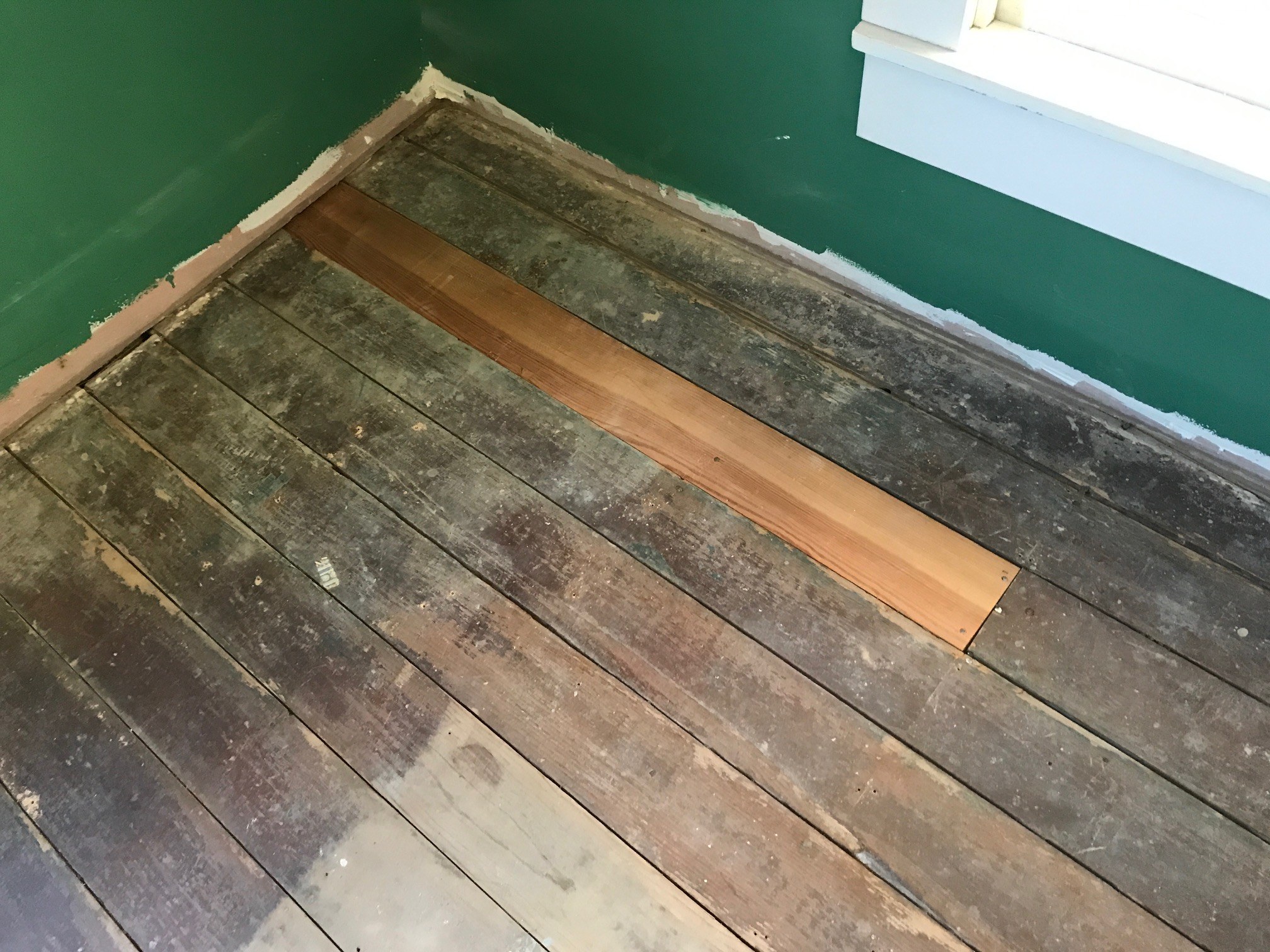 Сделать полы в старом доме. Старый деревянный пол. Деревянный пол в квартире. Старинный деревянный пол. Пол в деревянном доме.