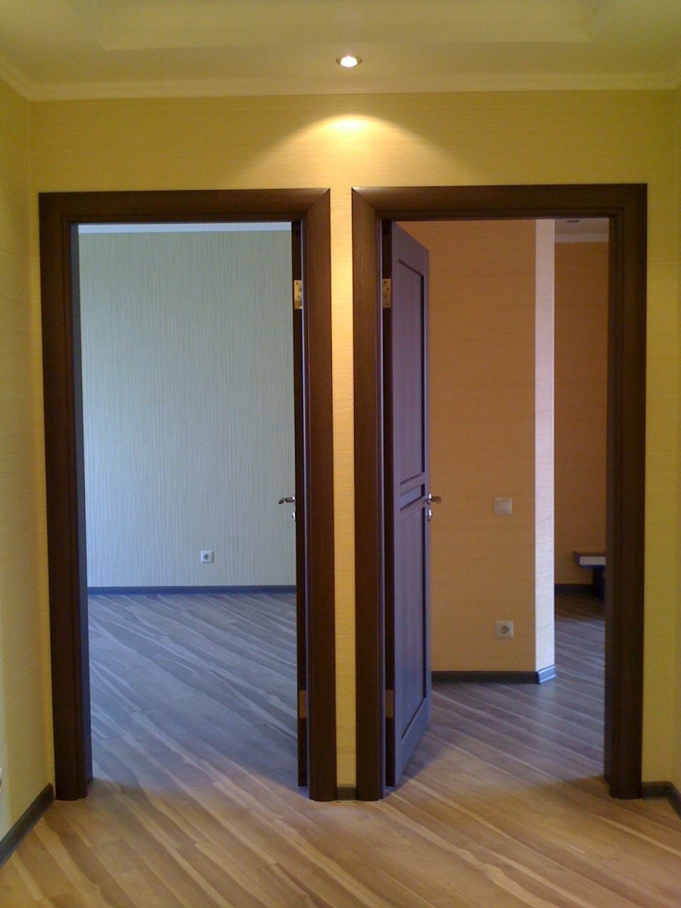 Блок из двух дверей. Межкомнатные двери п44т двушка. Дверь в комнату. Две межкомнатные двери рядом. Дверной проем.