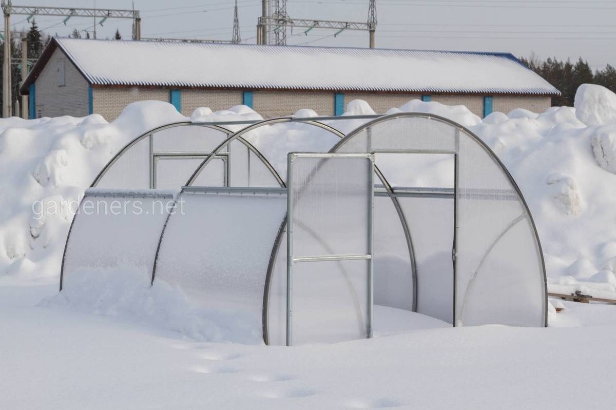 Теплица с раздвижной крышей зимой