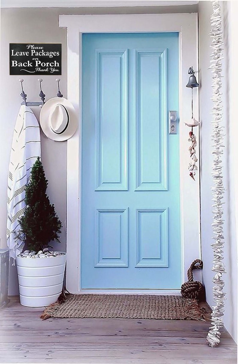 Окрашенная деревянная дверь