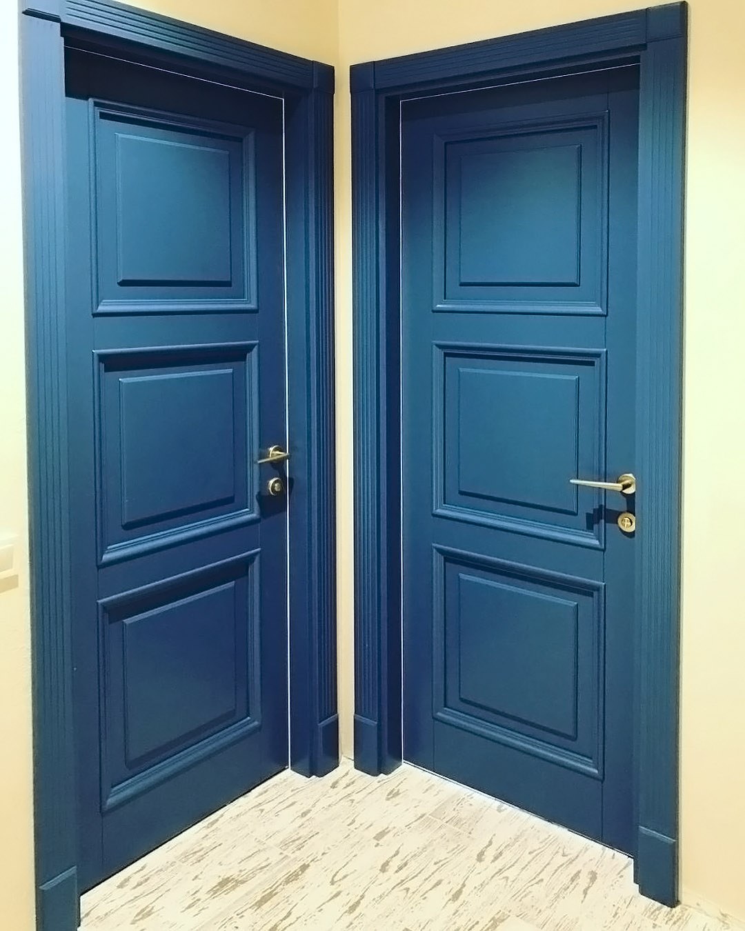покраска дверей из шпона