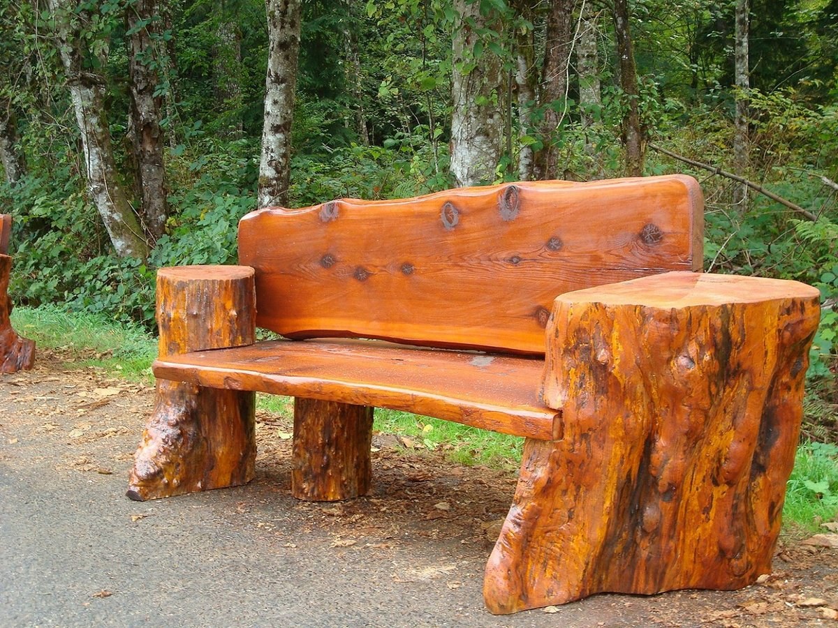 Садовая скамейка с кашпо из бревен
