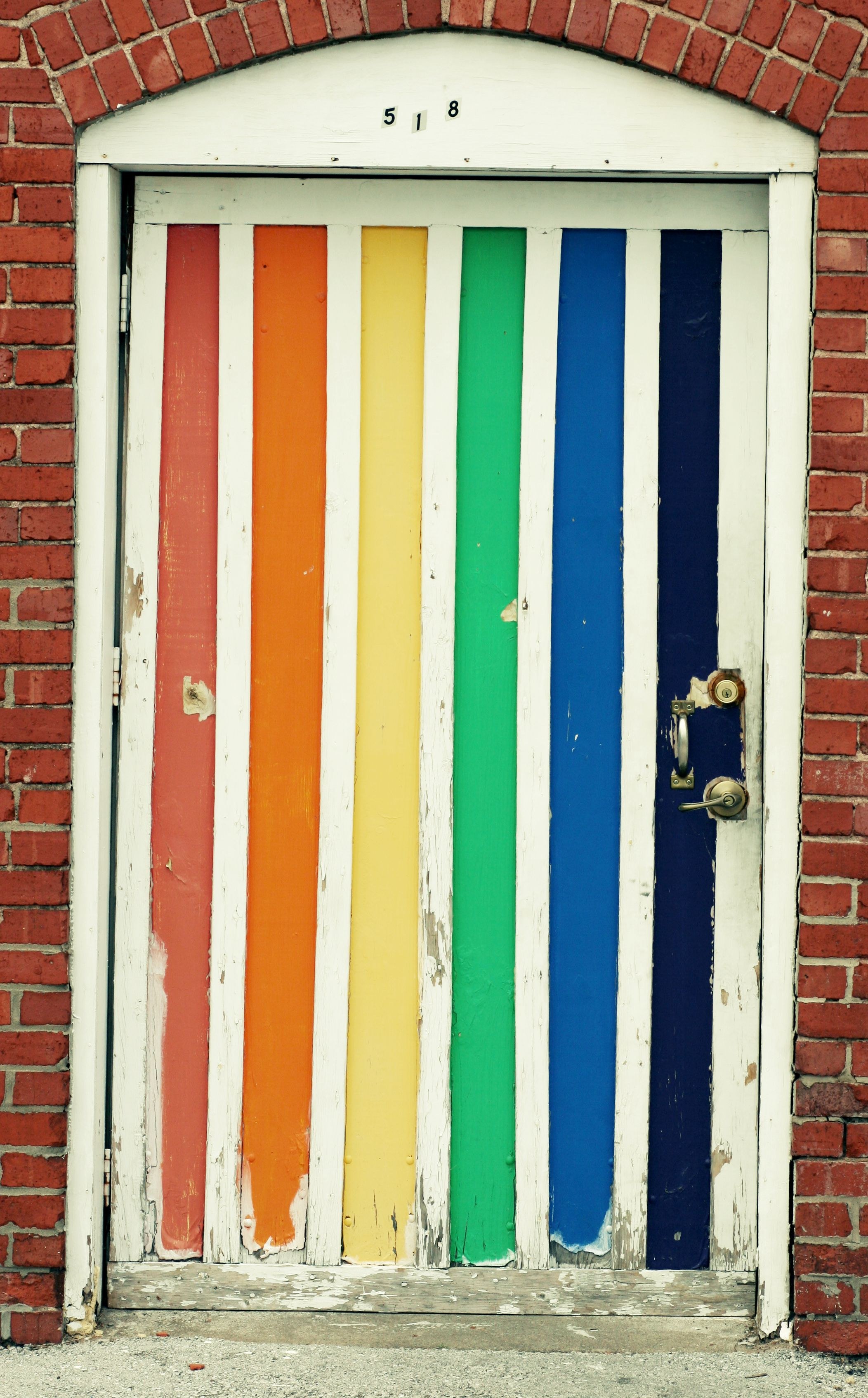 Как красиво покрасить дверь. Разноцветные двери. Покрасить дверь. Крашеные двери. Крашеные цветные двери.