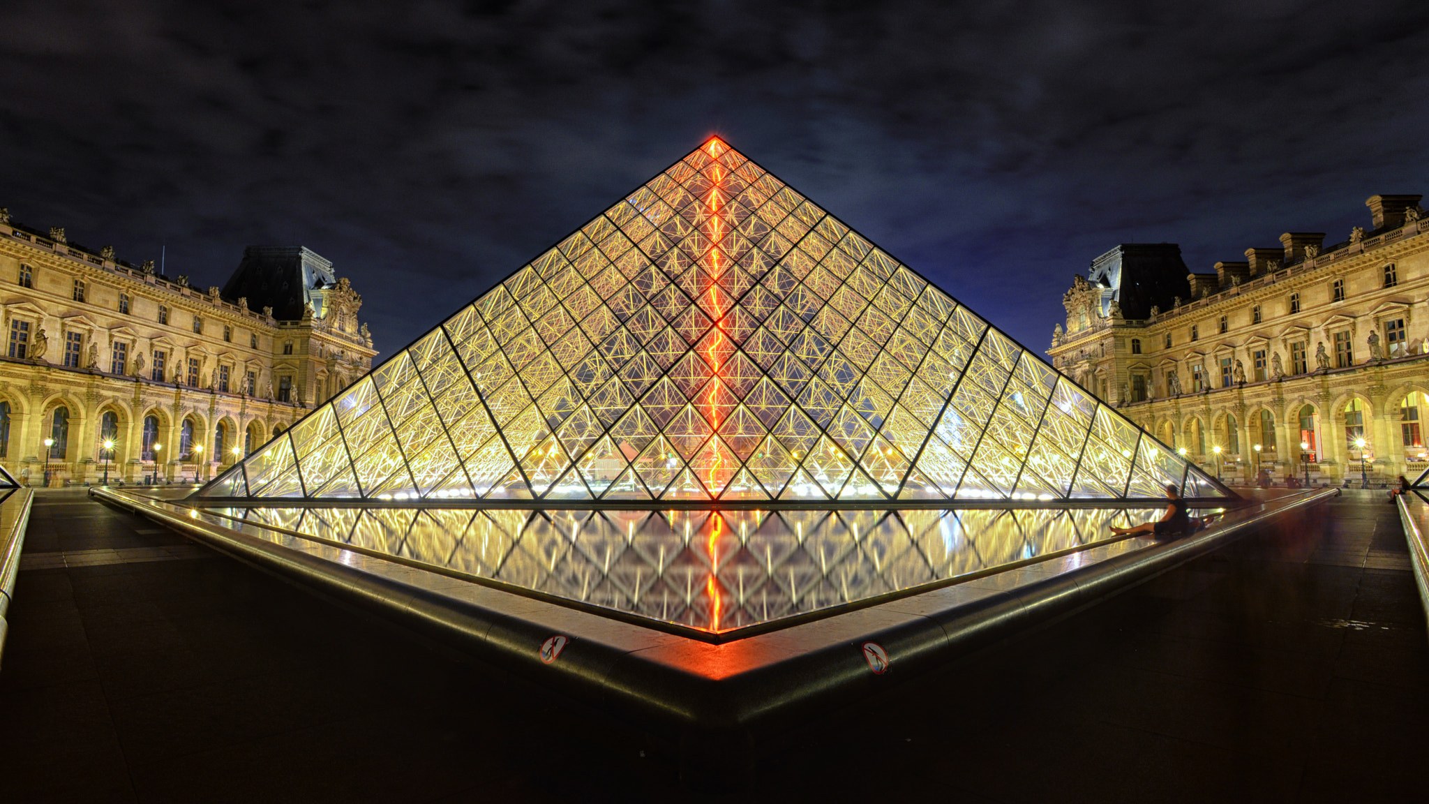 Виды пирамид архитектурные. Лувр зеркальная пирамида. Пирамида в архитектуре Лувр. Пирамида Лувр симметрия. Лувр Париж стиль архитектуры.
