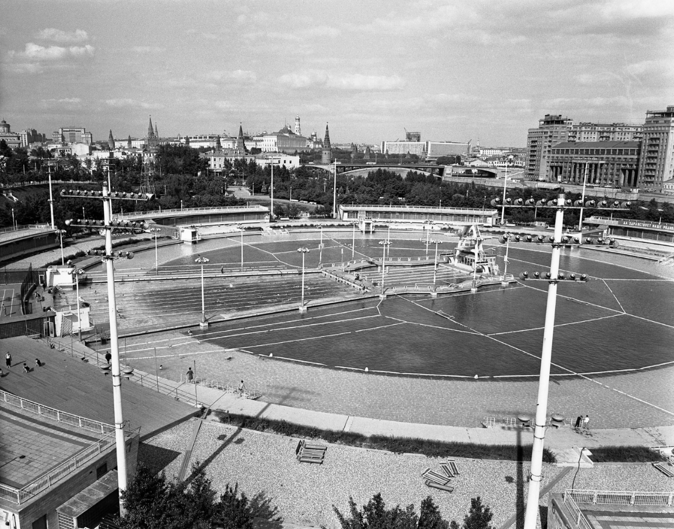 Площадь бассейна москва. Бассейн Москва храм Христа Спасителя. Открытый бассейн Москва СССР. Бассейн на месте храма Христа Спасителя в Москве. Бассейн Москва 1960.