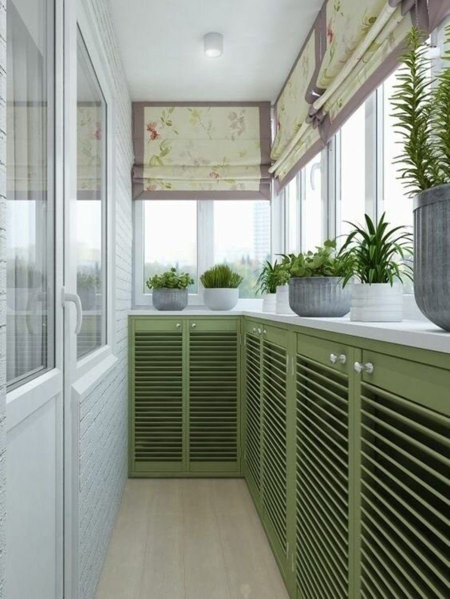 Красивый застекленный балкон