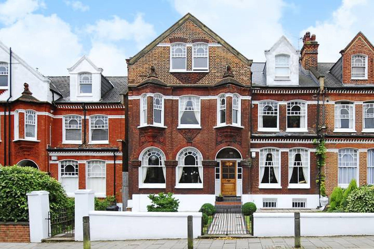 London house. Terraced House проекты в Англии. Townhouse в Англии. Таунхаус Британия двор Викторианская Англия. Лаудер Хаус Лондон снаружи.