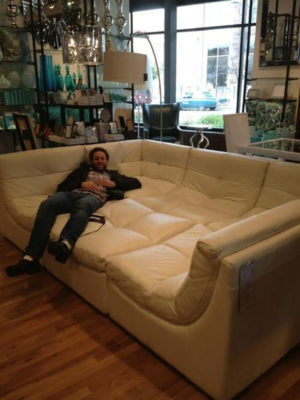 Гигантский диван