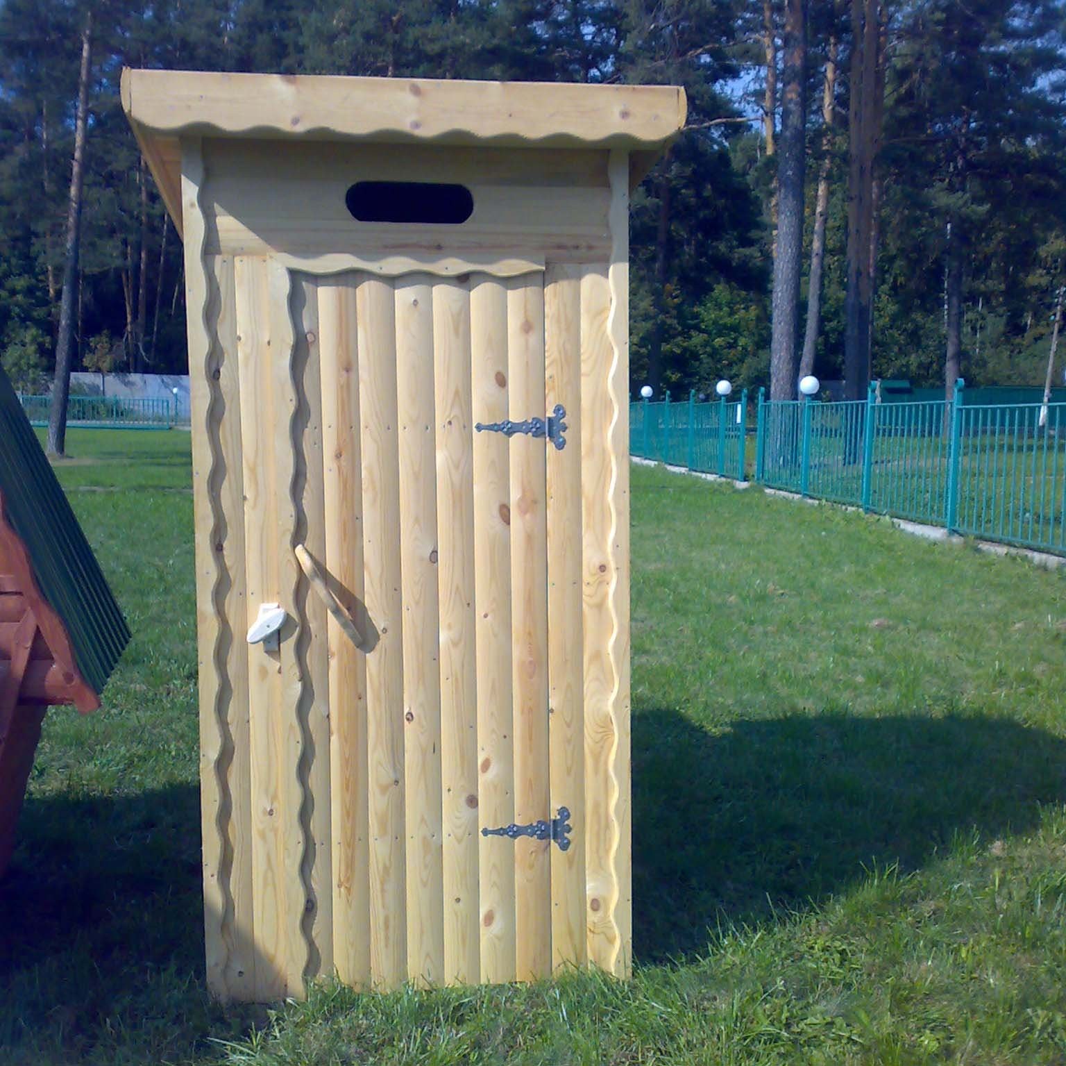 Уличный туалет своими руками из дерева. Садовый туалет. Деревянный туалет. Уличный туалет для дачи. Садовый туалет деревянный.