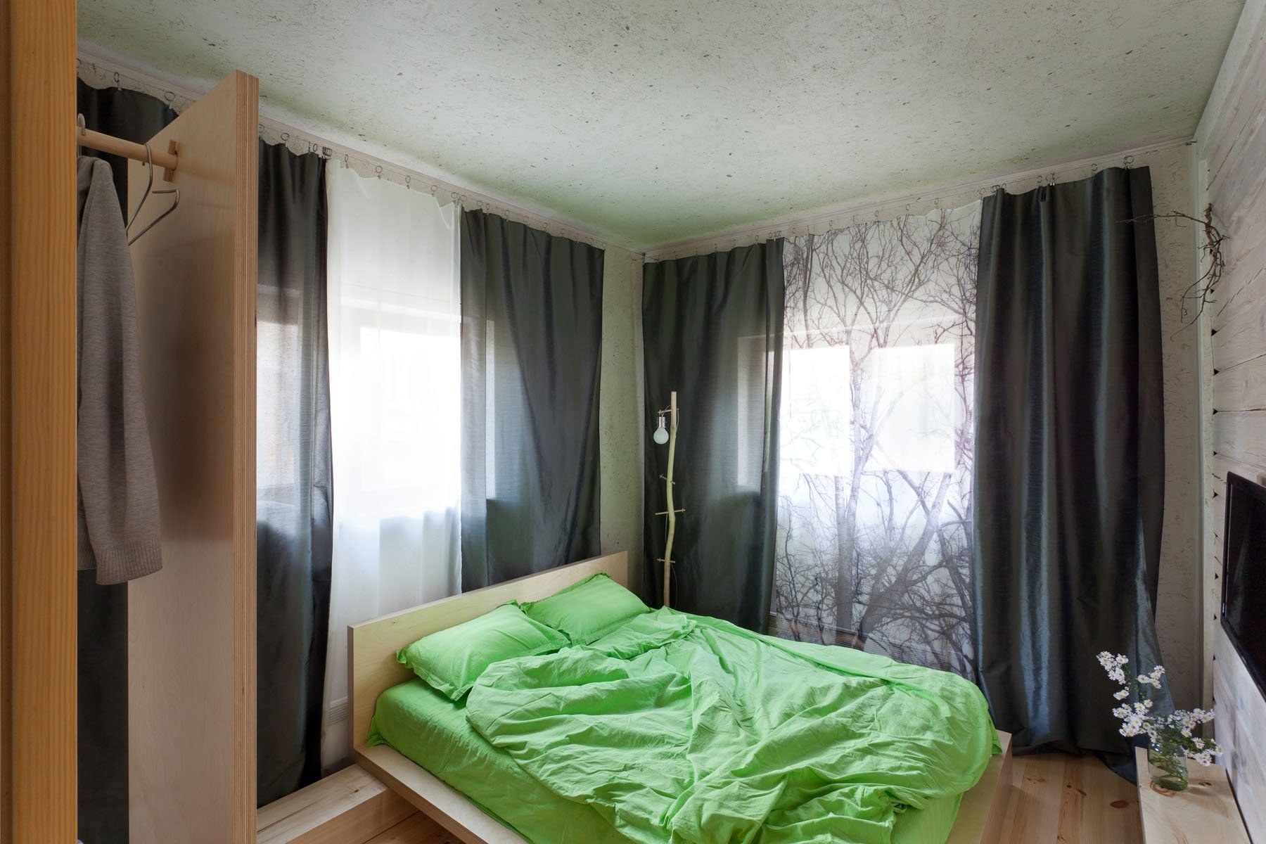 Дизайн комнаты с двумя окнами и больше: советы + 50 готовых решений с фото
