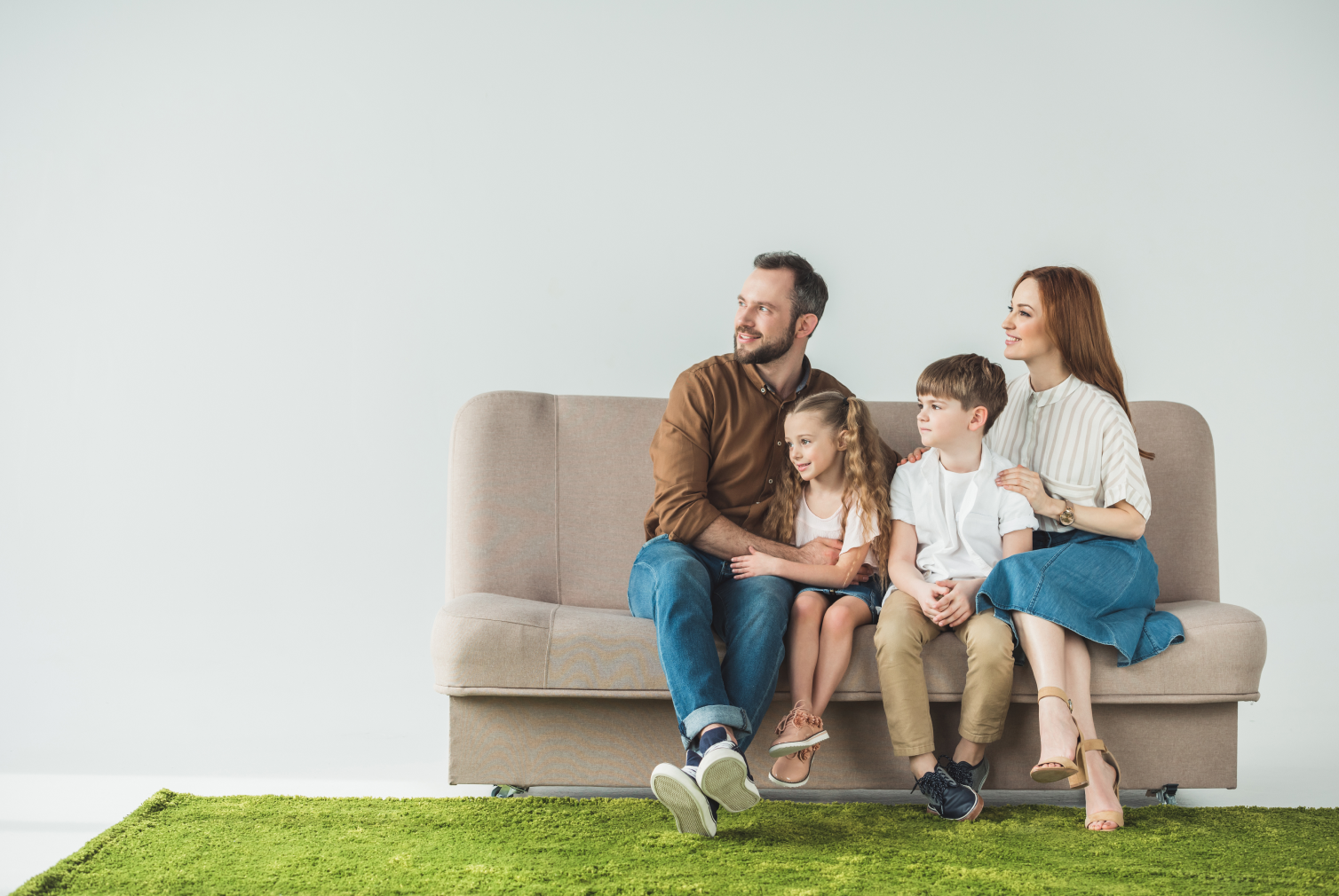 Семья на диване. Молодая семья с ребенком. Семейная фотосессия на диване. Программа семейная ипотека. Wait family