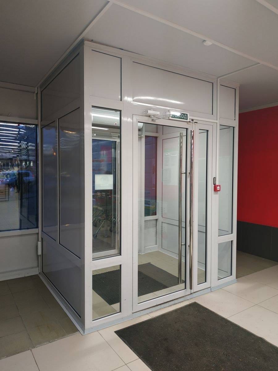 Внутренний тамбур из алюминиевого профиля