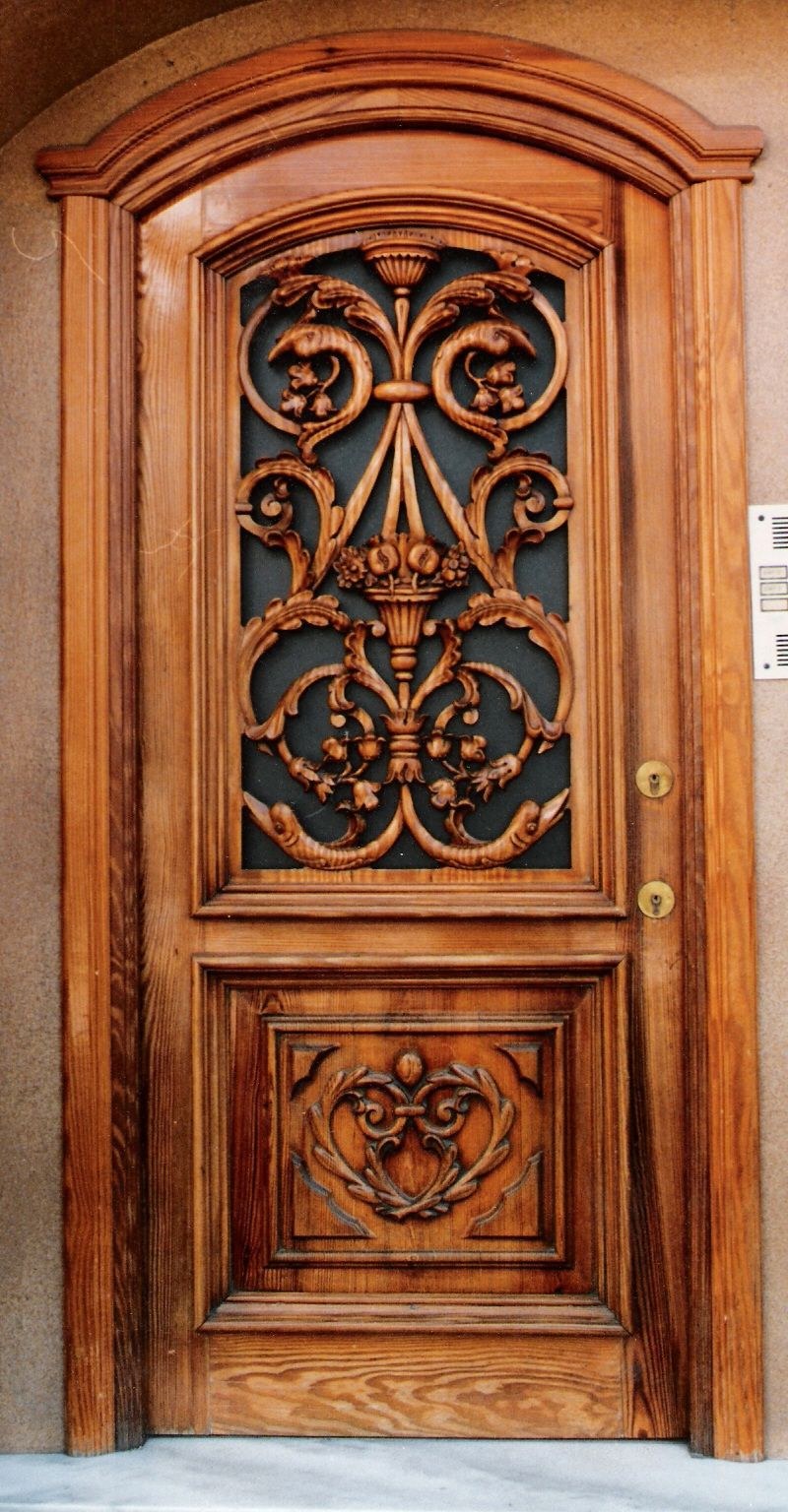 Необычные деревянные двери