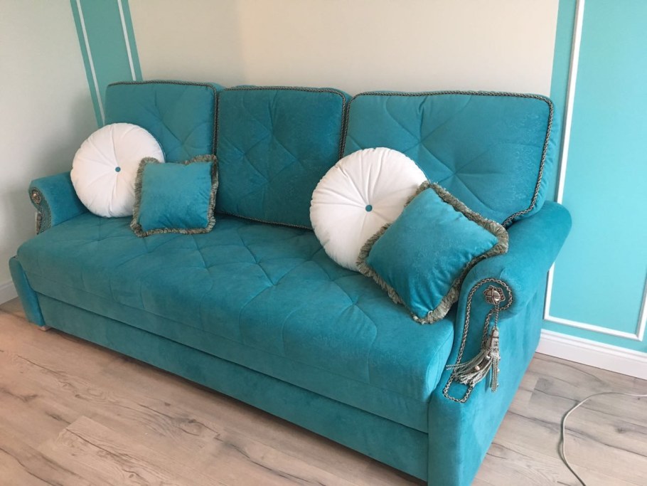 Диван изумрудного цвета в интерьере