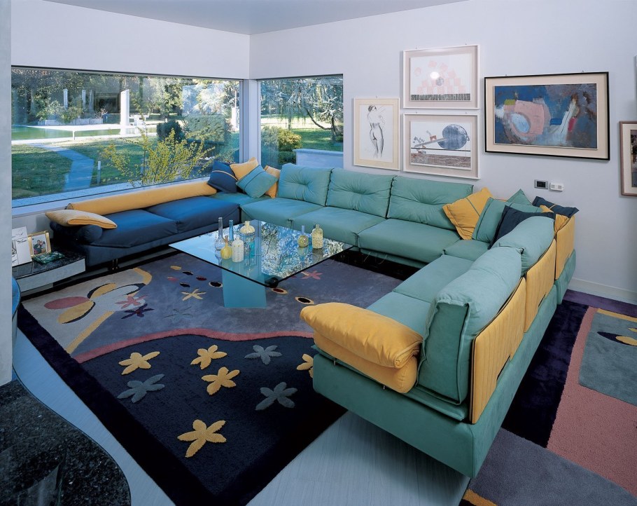 Яркий современный диван