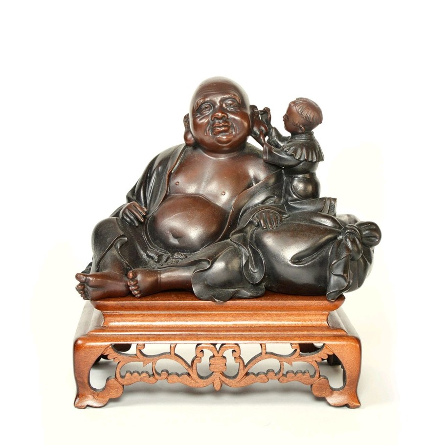 Деревянная подставка резная