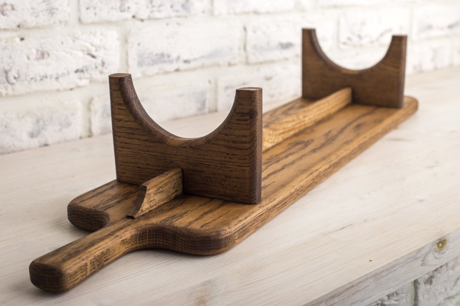 Подставка для телефона из дерева каратист