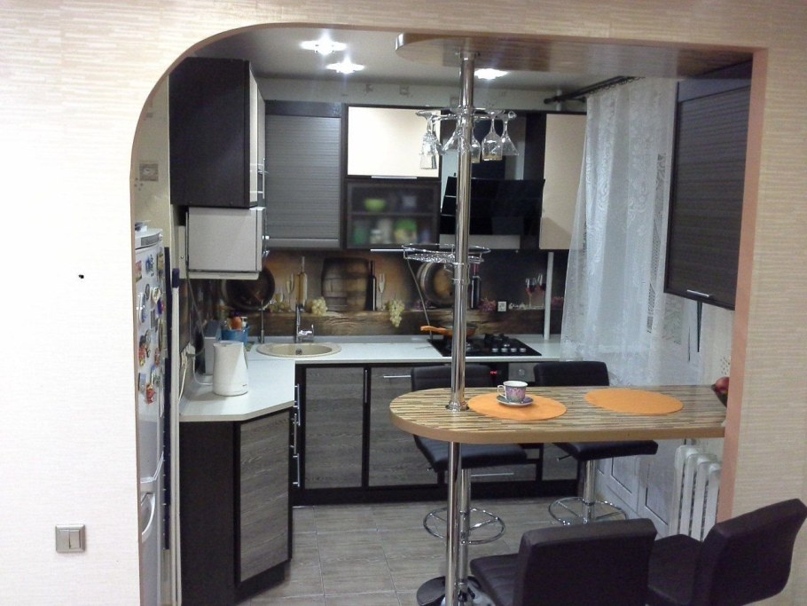 Кухня со столешницей у окна