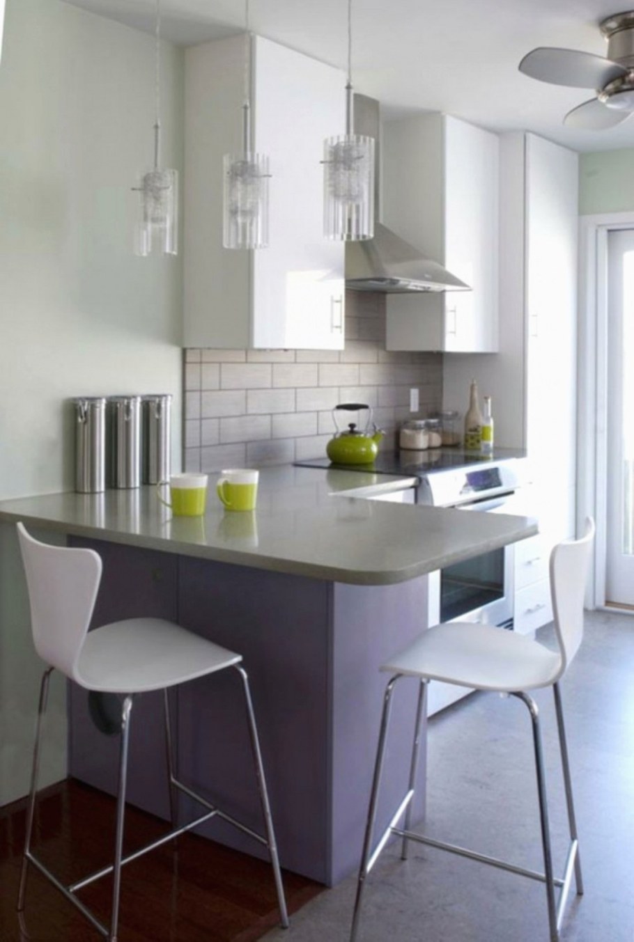 Узкая кухня с барной стойкой