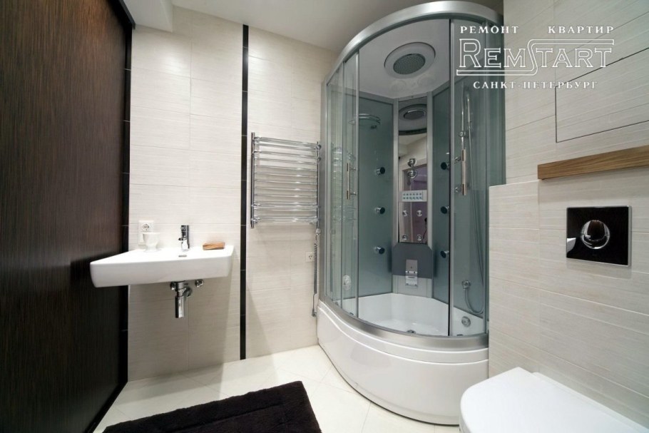 Интерьер ванной комнаты с душевой кабиной