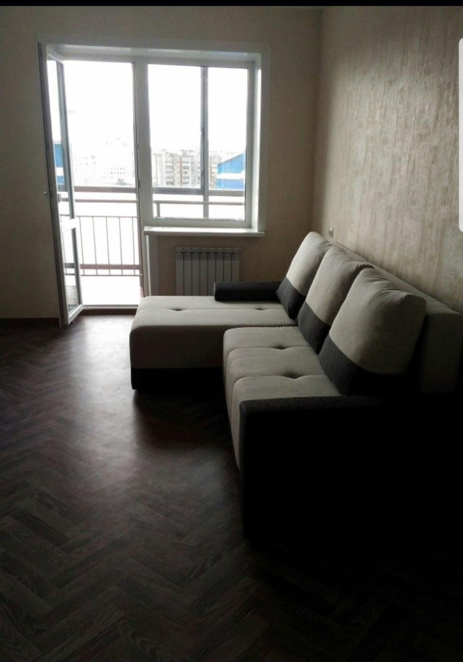 Человек красит стену