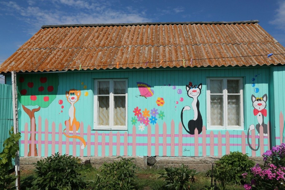 Деревенский дом разрисованный
