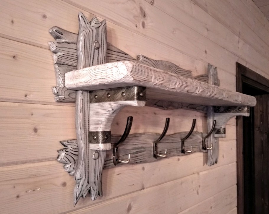 Вешалка из дерева