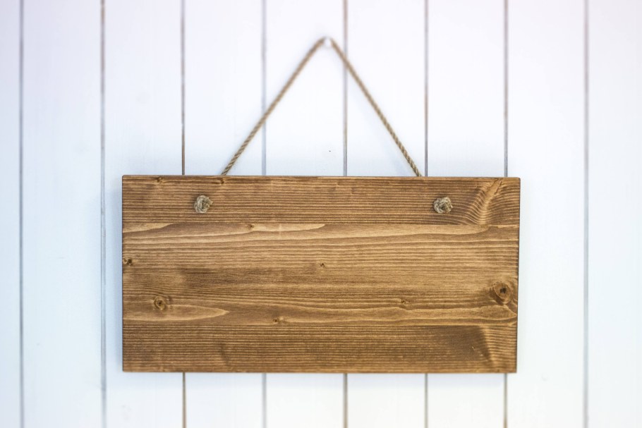 Табличка на веревочке