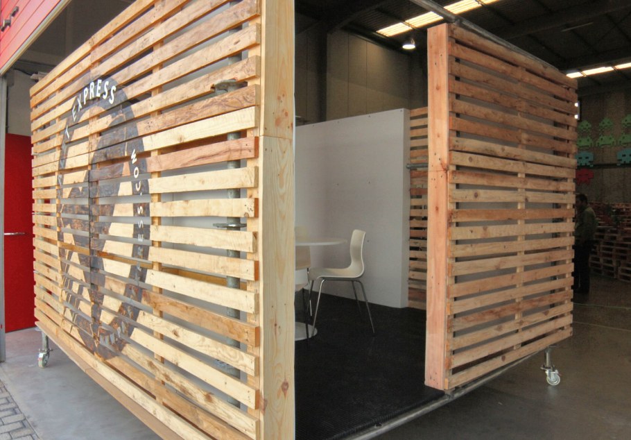 Стена из поддонов