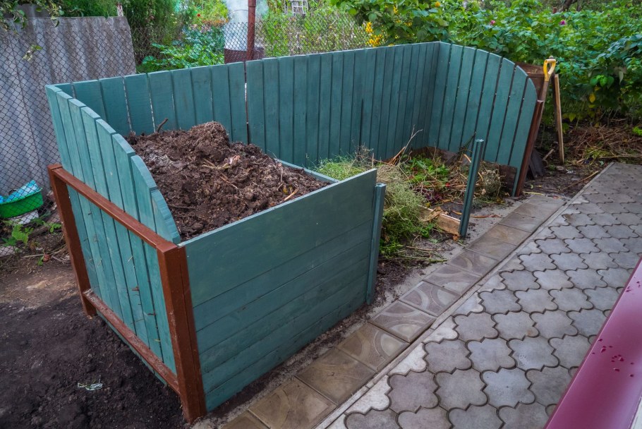 Компостная куча из шифера