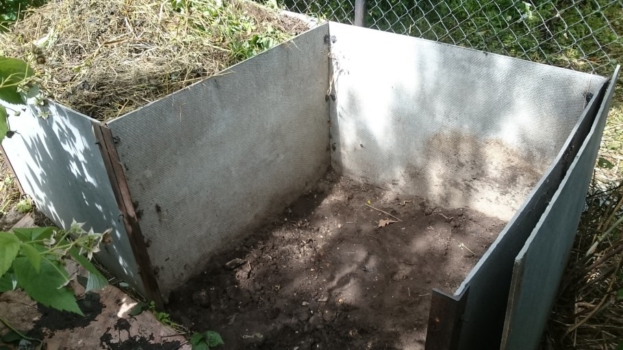 Дачная компостная яма