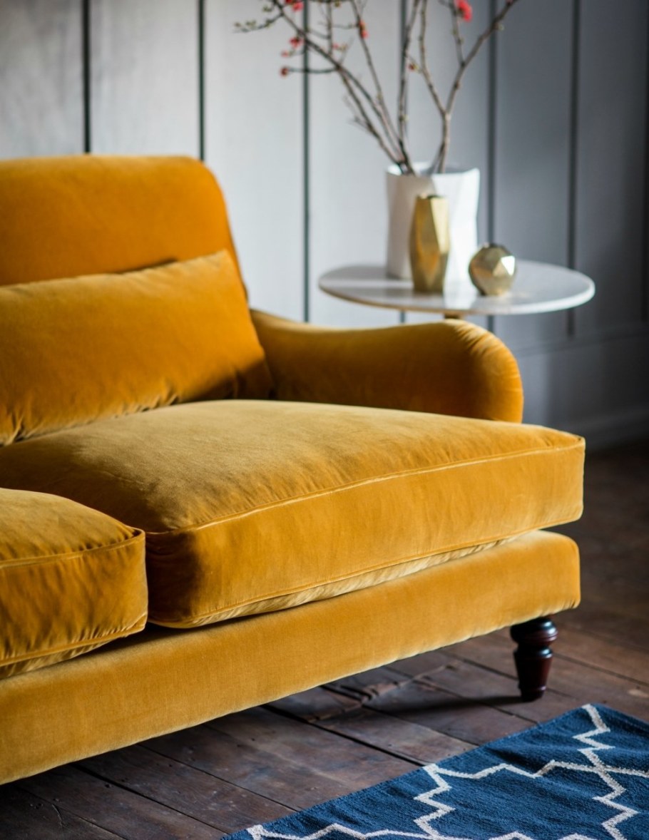 Желтый диван и зеленые стены