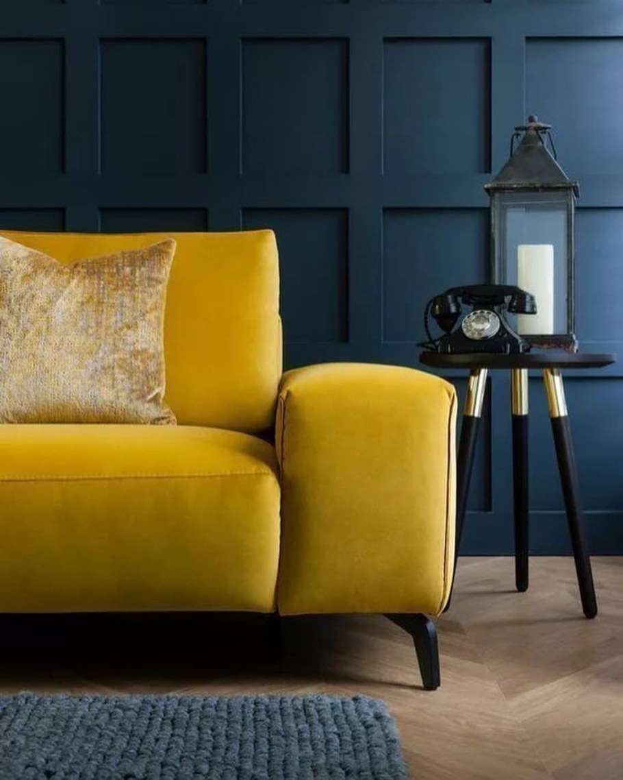 Яркий диван в интерьере